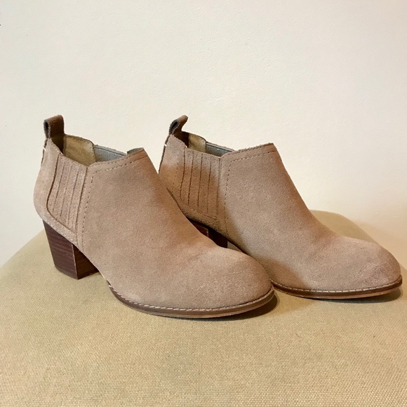 Light brown suede Dolce Vita ankle booties - Picture 2 of 6